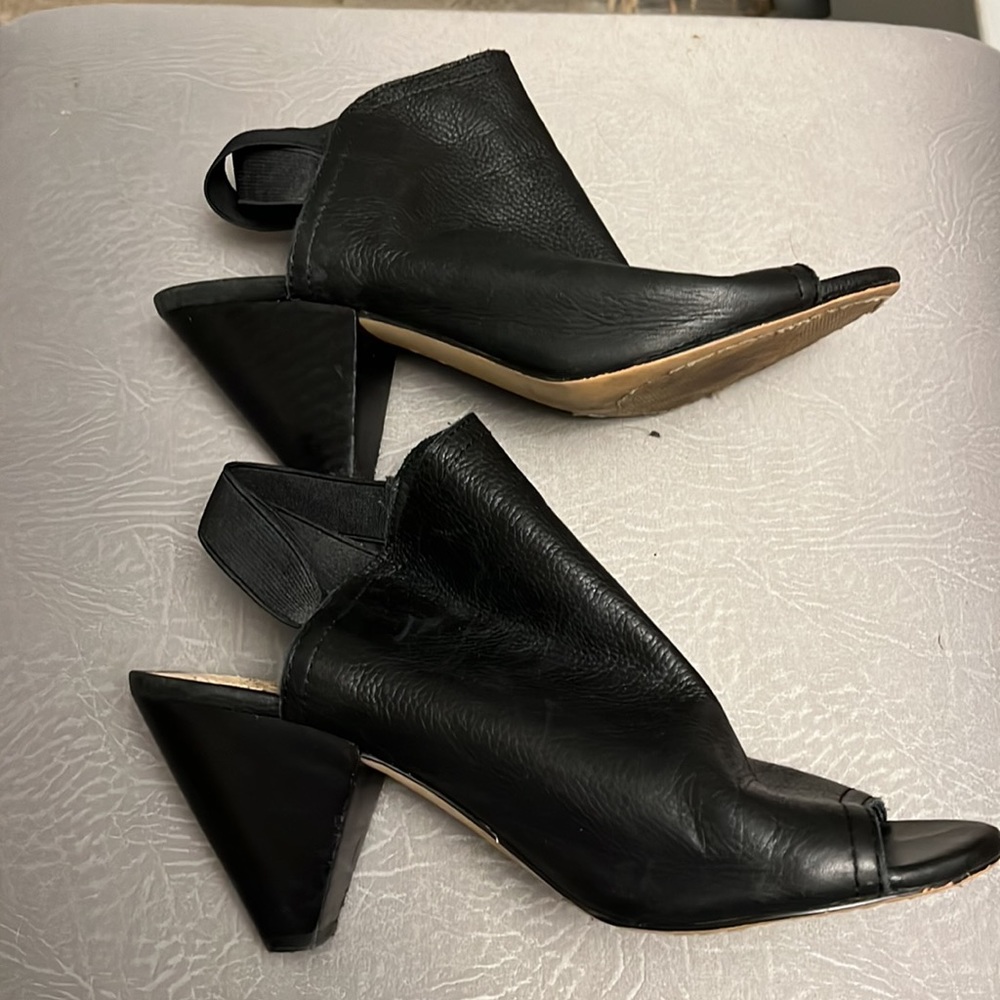 Vince Camuto - Picture 3 of 6